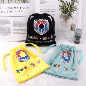 Bolsa de embalaje de Tarot de <span class=keywords><strong>cubo</strong></span> de <span class=keywords><strong>Rubik</strong></span> de juguete de terciopelo colorido estampado en caliente personalizado bolsa de polvo de regalo de terciopelo suave con cordón - Product Image 4