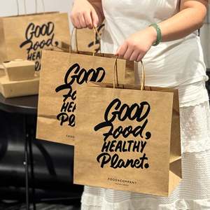 Bolsa de Papel Kraft Ecológica Personalizada Marrón y Blanca con Asa para Comida para Llevar, Ideal para Pizza, con Impresión Digital - Product Image 4