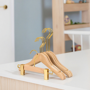 Approvisionnement d'usine Porte-vêtements pour enfants en bois massif moderne Type de <span class=keywords><strong>cintre</strong></span> pour bébé <span class=keywords><strong>Cintre</strong></span> ménager antidérapant et écologique - Product Image 1