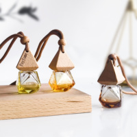 Bouteille de parfum suspendue rechargeable de 8ml en forme de losange bouteille en verre diffuseur d'arôme en verre avec couvercle en bois