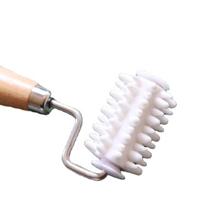 Masseur facial de nouvelle conception, manche en bois, rouleau de massage en caoutchouc 3D, rouleau de jade personnalisé - Product Image 3