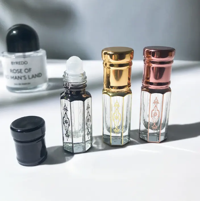 Lüks 3ML 6ML 10ML 12ML cam renk sekizgen küçük top uçucu yağ parfüm kozmetik ambalaj şişesi üstlerde rulo ile