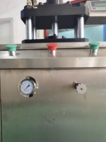 Machine compacte semi-automatique de poudre pour l'équipement vide de production de cosmétiques de palettes de fard à paupières