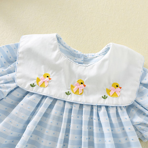 2026 <span class=keywords><strong>ชุด</strong></span>เดรสลายทางแขนสั้นปักลายเป็ดสีเหลืองสไตล์เกาหลีสำหรับเด็กผู้หญิงพร้อมปกเสื้อขนาดใหญ่ - Product Image 3