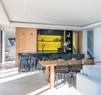 Meubles de cuisine de luxe en chêne noir VERMONHOUZZ avec comptoir de bar dissimulé et étagères à éclairage LED pour projets de maisons personnalisées