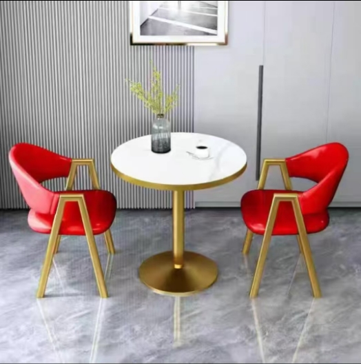 Tavolo rotondo + sedie rosse con bordo oro e motivi in pietra