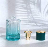 Flacon pulvérisateur de parfum en verre côtelé carré personnalisé OEM 30ml 50ml, atomiseur dégradé, anneau de col doré, capuchon mat, sérigraphié 6 couleurs