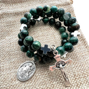 Bracelet <span class=keywords><strong>de</strong></span> prière en fil <span class=keywords><strong>de</strong></span> mémoire en acier inoxydable personnalisé avec pierre précieuse émeraude et pendentif crucifix Saint-Benoît - Product Image 5