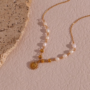 Collier avec pendentif soleil en perles d'eau douce, chaîne en acier inoxydable plaqué or 18 carats, <span class=keywords><strong>design</strong></span> unique - Product Image 2