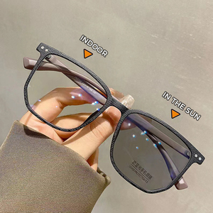 DOISYER <span class=keywords><strong>occhiali</strong></span> fotocromatici di nuova moda <span class=keywords><strong>occhiali</strong></span> <span class=keywords><strong>da</strong></span> <span class=keywords><strong>vista</strong></span> <span class=keywords><strong>occhiali</strong></span> <span class=keywords><strong>da</strong></span> <span class=keywords><strong>vista</strong></span> retrò classici <span class=keywords><strong>con</strong></span> venature del legno finto quadrati Anti <span class=keywords><strong>luce</strong></span> blu - Product Image 2