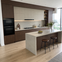 Ensemble de meubles de cuisine européens modernes, design sans poignées bicolore, îlot en marbre cascade, éclairage LED, mobilier pour hôtel et maison