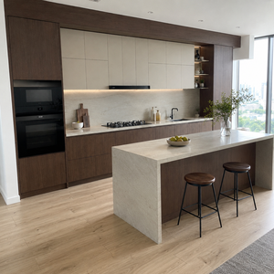 Ensemble de meubles de cuisine européens modernes, design sans poignées bicolore, îlot en marbre cascade, éclairage LED, mobilier pour hôtel et maison - Product Image 2