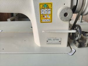 Machine à coudre industrielle à point plat verticale DDL-8700 d'occasion pour l'industrie du vêtement - Product Image 4