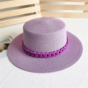Vente en gros Chapeau melon plat d'été pour femme Chapeau de paille pour la plage et les vacances en bord de mer avec chaîne - Product Image 4