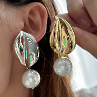 Les derniers accessoires d'oreilles en feuille de métal minimalistes à la mode Boucles d'oreilles en perles de couleur or et argent