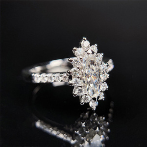 Elegante anello con fiori per donna, design con intarsi scintillanti, gioielli floreali alla moda per tutti i giorni - Product Image 3