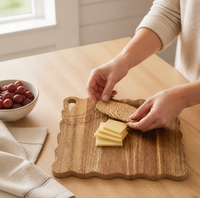 Tabla de cortar de madera de acacia con borde festoneado y patrón grabado para servir queso y charcutería