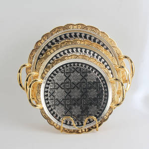 Plateau de service rond en métal de style moyen-oriental de luxe, plaqué or et argent, orné de sculptures, pour thé, café, fruits - Product Image 1