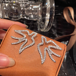 Orecchini a Perno a Forma di Rondine, Elegante Design Animale, Gioielli per Orecchie da Donna, per Uso Quotidiano, Outfit da Festa, Regalo - Product Image 1