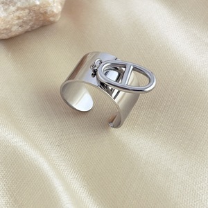 高品质 316L 不锈钢首字母戒指，防变色 PVD 18K 镀金字母吊饰可调节戒指批发 - Product Image 6