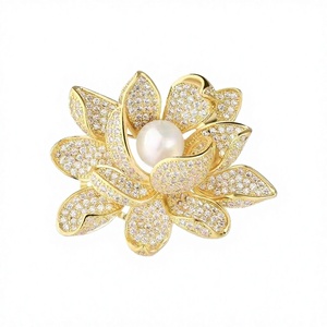 Broche Fleurie Plaqué Or de Qualité Supérieure avec Strass et Perles pour Femme – Idéale pour Mariage et Cadeau - Product Image 3