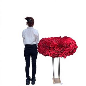 Centro de Mesa de Bolas de Flores Rojas de Seda Artificial Suave para Decoración de Eventos de Boda, Diseño Asimétrico, Tamaño 1.8-2.4m - Product Image 1