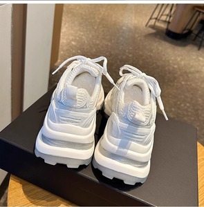 Chaussures décontractées tendance pour femme, style Dad Shoes, en maille légère argentée et blanche, à semelle épaisse, rehaussantes et amincissantes - Product Image 5