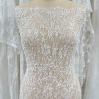 Tissu de dentelle de mariée brodé de perles lourdes