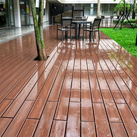Revêtement de terrasse en composite plastique rainuré prêt à l'exportation pour hôtels, complexes hôteliers, entrepreneurs extérieurs et matériaux de construction pour aménagement paysager