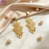 HONGYUE Nouveaux Boucles d'Oreilles Pendante à Double Couche, Design Triangle Creux Filigrané, Style Ethnique Bohème avec Pompons, pour Femme, Idéales pour Fêtes et Vacances