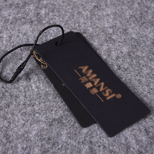 Étiquette de vêtement Honghao en carton noir avec logo personnalisé estampé à chaud pour vêtements homme et femme - Product Image 3