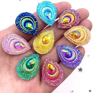Cabujón de resina con forma de cola de pavo real y ojo de pavo real, de base plana y forma de lágrima, para fabricación de joyas DIY y vestidos de novia - Product Image 1