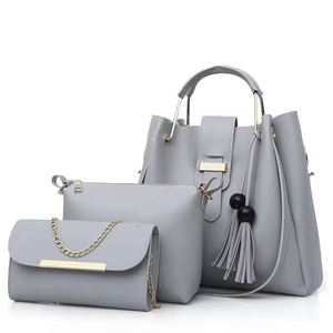 Conjunto de bolso tote negro de PU para mujer con correa de cadena, bolso de mano y detalle de borlas, estilo clásico para uso diario. - Product Image 3