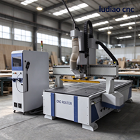 Routeur CNC 1325 ATC à changement d'outil automatique linéaire pour le travail du bois, la gravure, la découpe et la sculpture, idéal pour les portes d'armoires en bois massif
