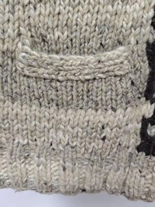 Pull en tricot fabriqué à la main avec col châle motif totem noir audacieux tons naturels rustiques avec poches avant décontracté respirant - Product Image 5