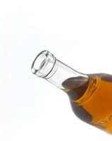 Bouteilles de Cognac en Verre Transparent de Luxe 700ml 750ml les Plus Vendues, Carafes à Liqueur Personnalisées avec Bouclier Gaufré de Qualité Supérieure pour Commandes en Gros