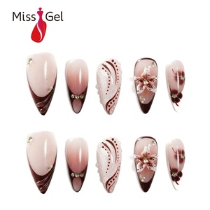 <span class=keywords><strong>Faux</strong></span> <span class=keywords><strong>ongles</strong></span> réutilisables à motif floral dégradé <span class=keywords><strong>bordeaux</strong></span>, brillants avec strass, faits à la main, à presser, forme amande, Nagels Op Maat - Product Image 1