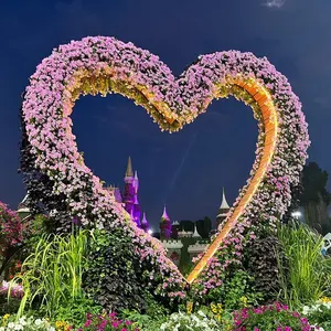 Живые скульптуры в форме сердца со светодиодными высокими и большими уличными пластиковыми цветочными горшками для украшения общественного парка