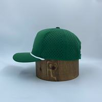 Casquette de golf OEM de haute qualité, verte, imperméable, avec patch en caoutchouc PVC perforé au laser, personnalisée, 5 panneaux, avec cordon, style A-Frame