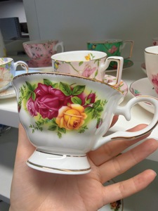 Ensemble de tasses à thé et soucoupes en céramique personnalisées avec logo, bord doré, style européen, motif rose, écologique, durable, idéal pour le thé de l'après-midi, cadeau de mariage - Product Image 3