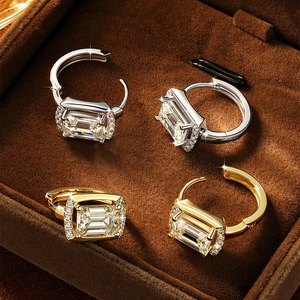 Pendientes de Aro con Halo de Moissanita Corte Esmeralda de 2ct, VVS D GRA, Chapados en Oro de 14K, Joyería de Moissanita Certificada GRA, Modernos y Elegantes para Mujer - Product Image 2