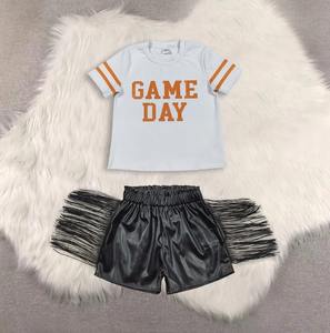 Conjunto Moderno para el Día del Partido: Camiseta con Estampado Gráfico y Shorts Negros con Flecos de Cuero, Ropa Estilo Western - Product Image 1