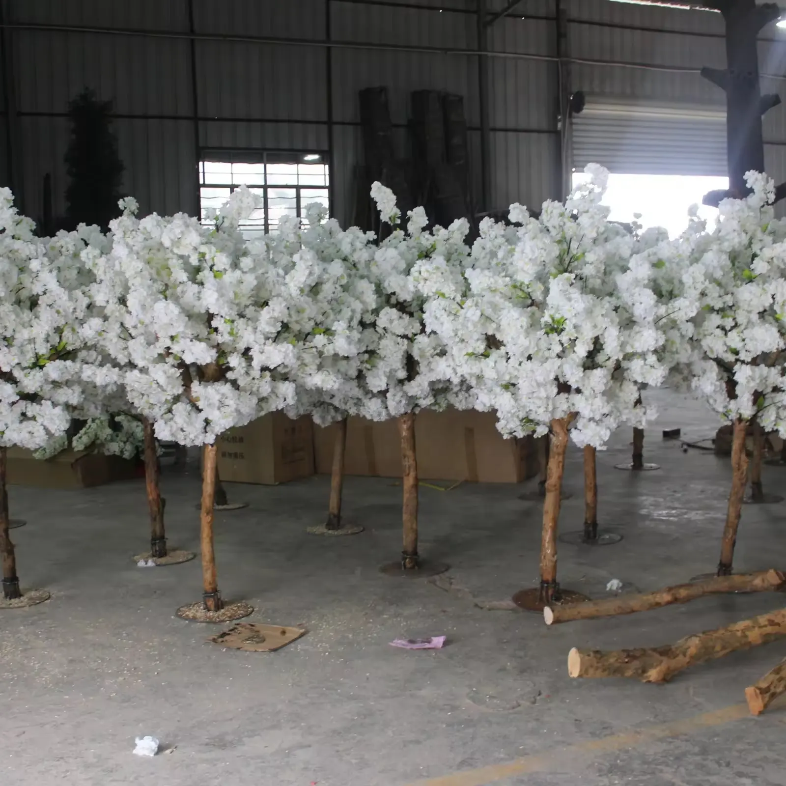 بيع بالجملة قطعة مركزية بيضاء أزهار الكرز ستارة خلفية صناعية للداخل زينة زفاف