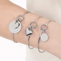 Brazalete Intercambiable con Cierre de Mosquetón y Dije de Corazón con Baño PVD, de Acero Inoxidable, Impermeable e Hipoalergénico