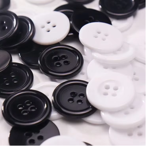 Boutons en résine à 4 trous en gros, logo personnalisé, prix abordable, blanc et noir, pour chemises et costumes - Product Image 2