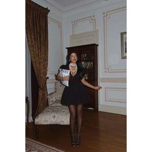 Mini-robe noire avec nœud devant, style cocktail élégant - Product Image 3