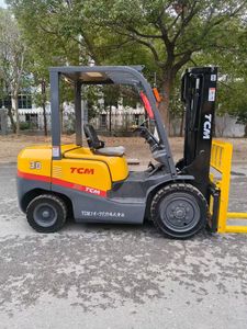 Chariot élévateur TCM de 3 tonnes avec mât à 3 sections, levée de 6 mètres, équipé d'un moteur Isuzu, puissant et facile à utiliser - Product Image 3