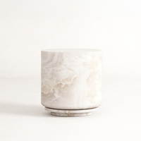 Table d'appoint en onyx, corps cylindrique ovale lisse, base circulaire flottante à double niveau, pierre translucide veinée de jade pâle