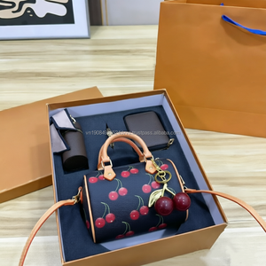 Juego de 4 Bolsos de Mano de Poliéster Impermeables de Lujo con Estampado de Cerezas, Diseño Clásico Vintage de París, Gran Venta - Product Image 1
