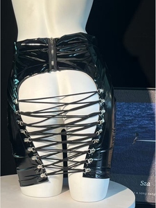 Mini-jupe en cuir verni noir sexy pour clubbing avec chaîne en forme de cœur, vente en gros, fournisseur OEM en vrac pour femmes - Product Image 1